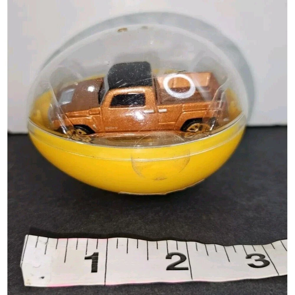 Maisto 2010 Yellow Egg‎ Capsule with H3T Hummer.